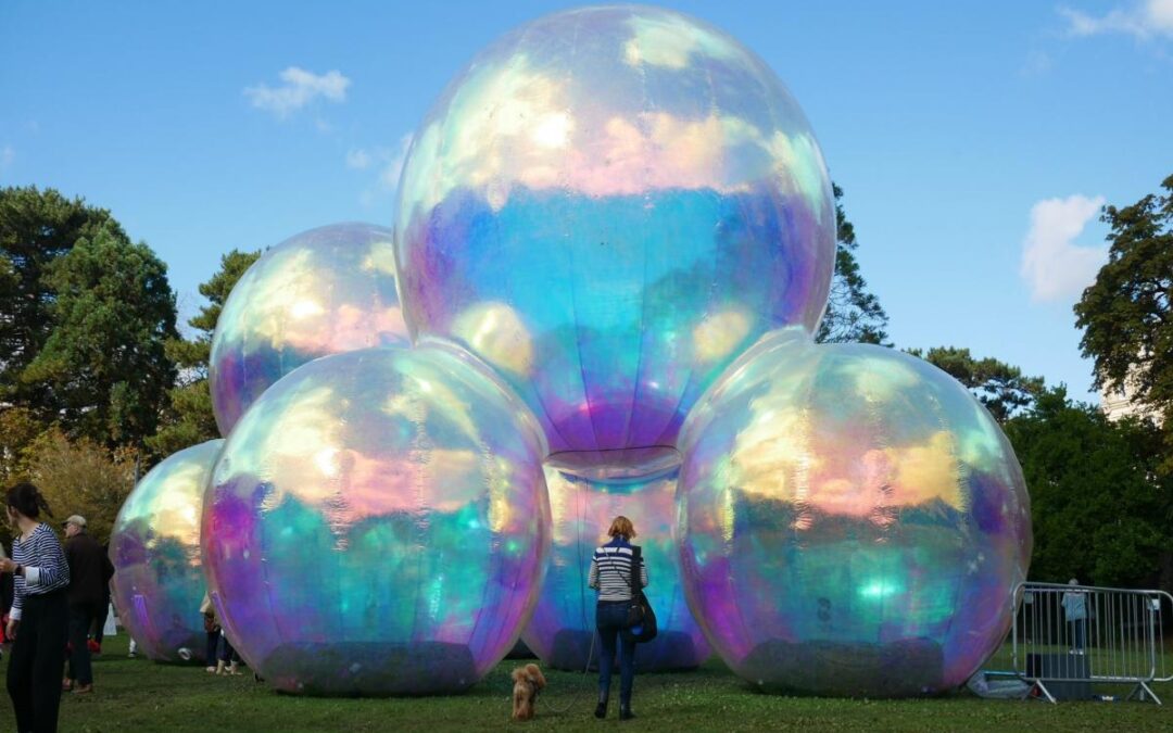 Multitudes cautivadas por enormes exposiciones en Arts by the Sea en Bournemouth