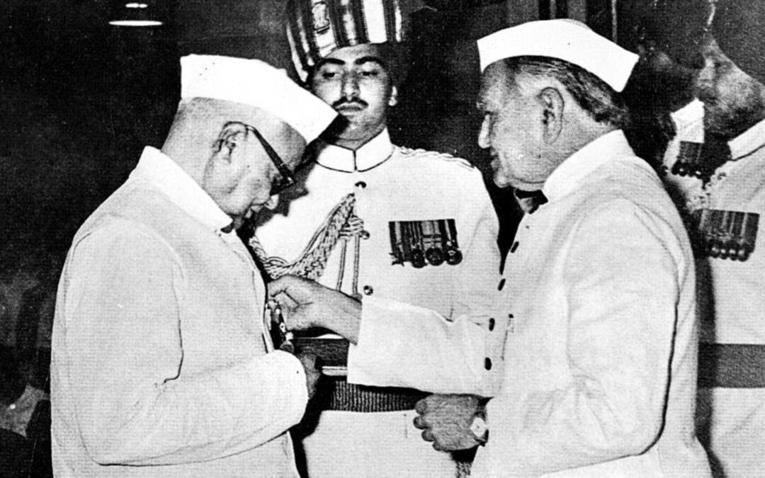 Leader receiving award from official.