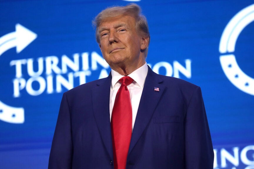 Trump critica las políticas de vehículos eléctricos de Harris y Biden: ‘Todos los automóviles serán eléctricos, dicen’. Terminaré con eso el primer día’