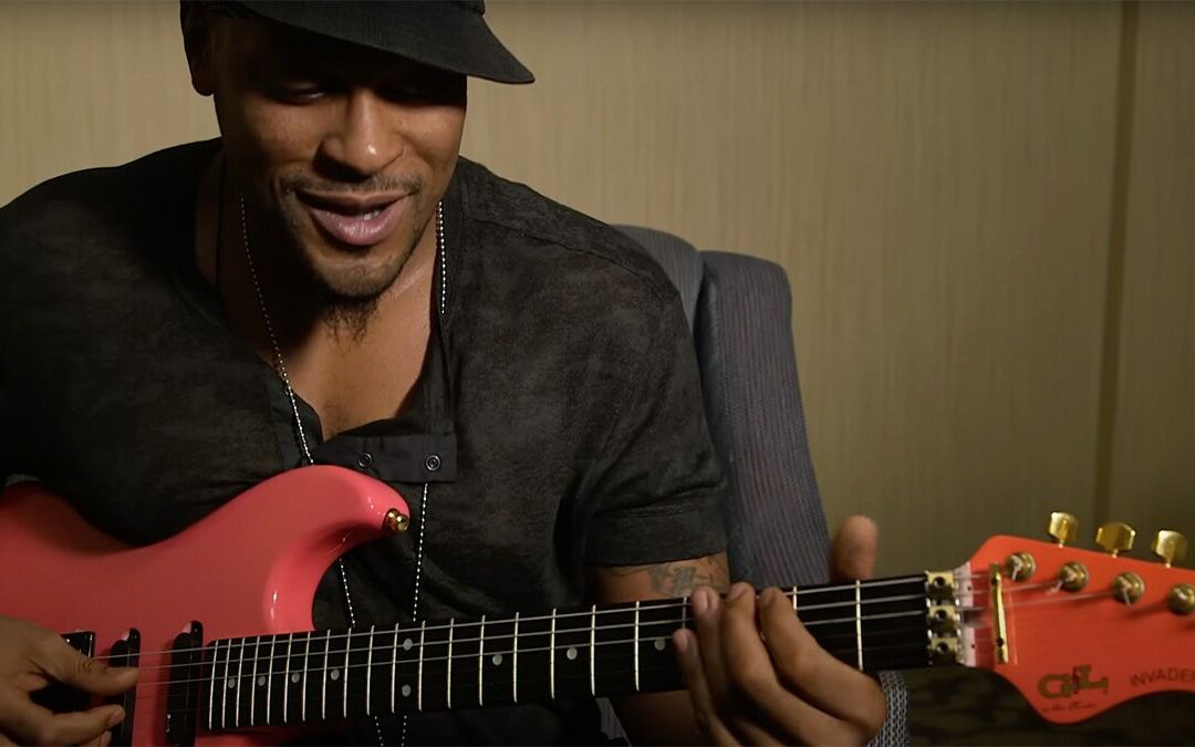 “Tuvimos un parentesco instantáneo… lo primero que hizo fue darme un par de guitarras”: el esquivo artista de neo-soul D’Angelo muestra sus habilidades con la guitarra en una G&L Superstrat que le regaló un ícono de la música en imágenes de una entrevista recientemente descubiertas