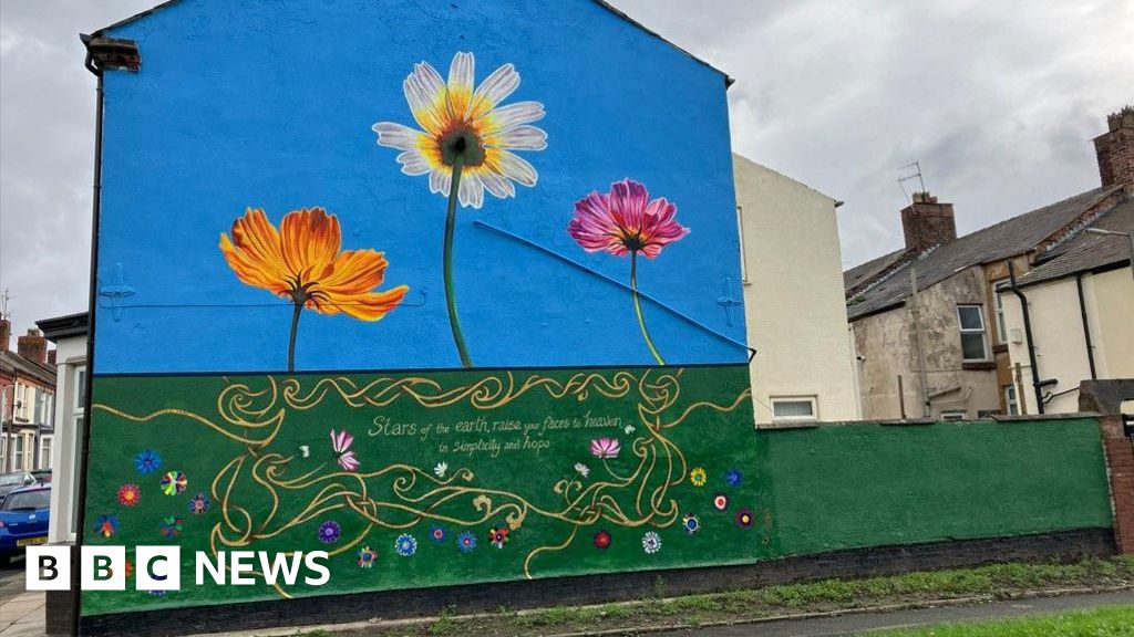 Homenaje al niño de 5 años entre los murales de las calles de flores