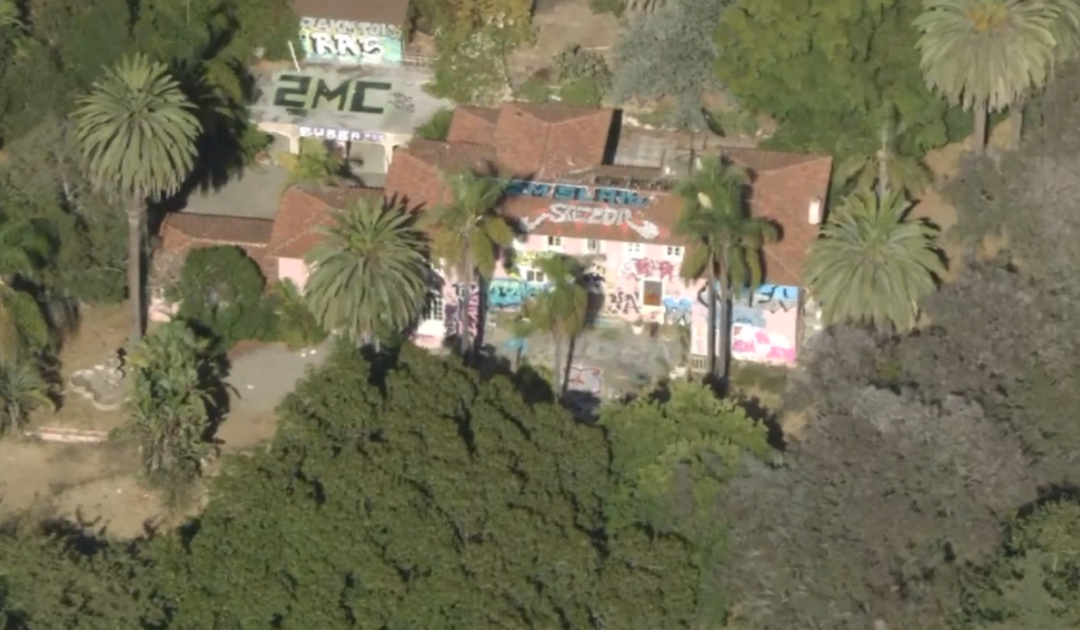 Mansión de Bel Air del medio hermano de Osama bin Laden cubierta de graffitis