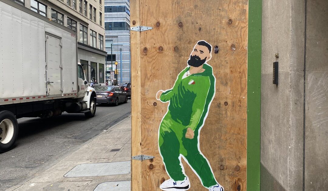 El arte callejero de Jason Kelce, el ex-Philadelphia Eagle con su ‘esmoquin del sur de Filadelfia’, está apareciendo en la ciudad