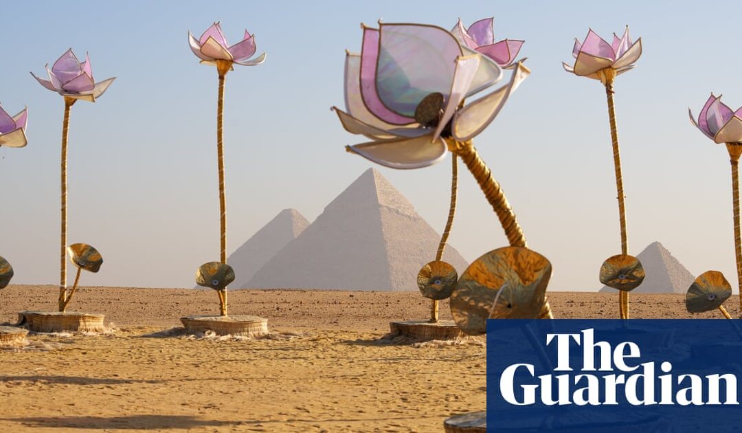 Flores gigantes, un carro enterrado y templos en la arena: la muestra de arte a la sombra de las pirámides de Giza | Desarrollo global