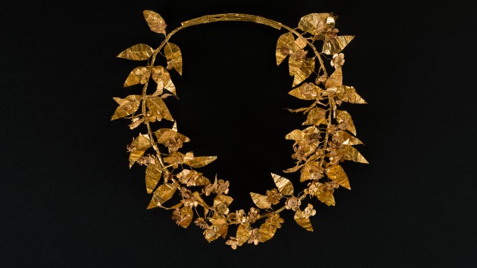 La exposición ‘Oro sólido’ del Museo de Brooklyn muestra piezas de Dior y YSL