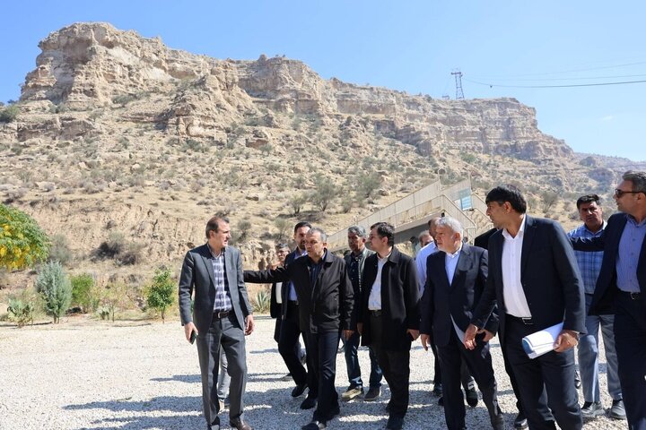 El ministro de Turismo visita sitios históricos en Firuzabad de la provincia de Fars