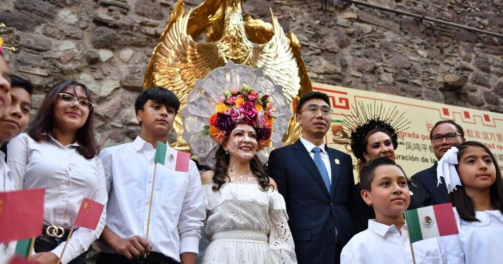 Escultura artística del fénix del condado de Fengdu, en el oeste de China, inaugurada en Guanajuato, México |
