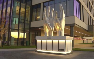 Se dedica la escultura ‘Healing Hands’ en honor al difunto cirujano en las instalaciones de Bellin Health