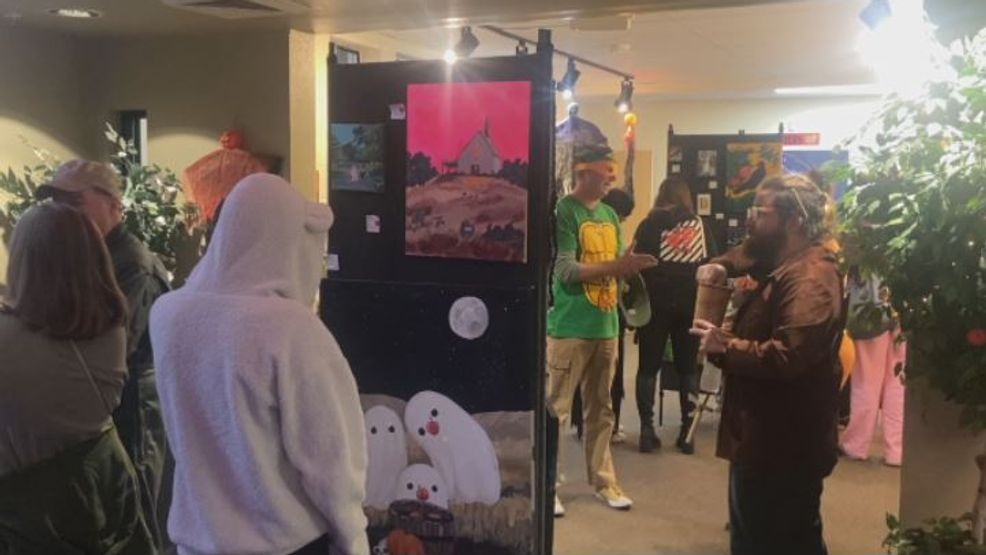 Un cine espeluznante y un espectáculo de arte iluminan Riverfront Playhouse en Halloween