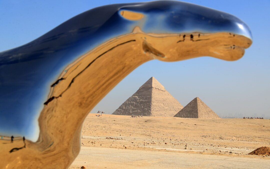 Las pirámides de Giza en Egipto son el impresionante telón de fondo de una nueva instalación de arte contemporáneo