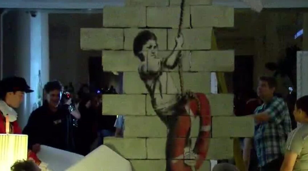 Pieza restaurada de “Banksy” de Nueva Orleans revelada después de vandalismo