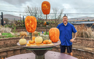 ¡La gloria de la calabaza restaurada! El famoso artista Eric Jones instala nuevas obras de arte en Main Street