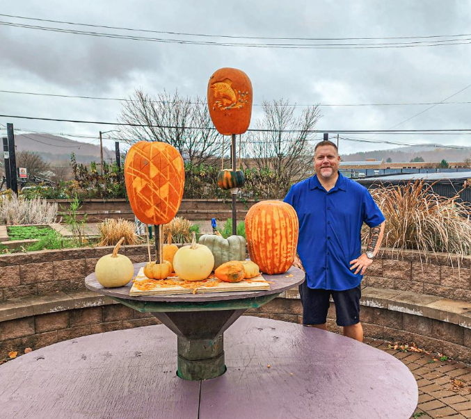 ¡La gloria de la calabaza restaurada! El famoso artista Eric Jones instala nuevas obras de arte en Main Street