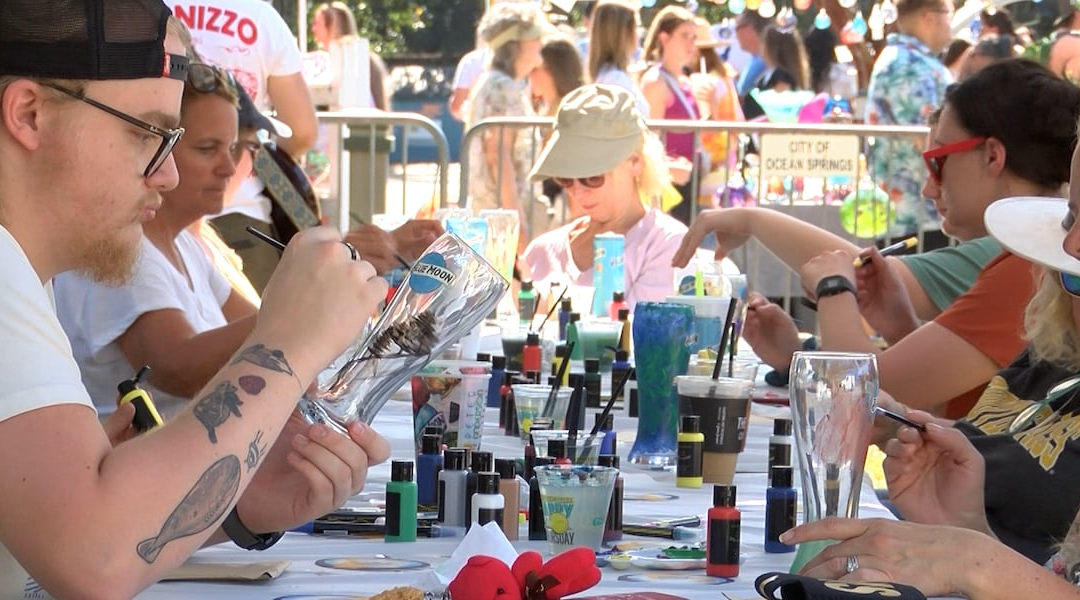 Los asistentes al festival Peter Anderson se convierten en artistas en la nueva carpa para pintar pintas Blue Moon