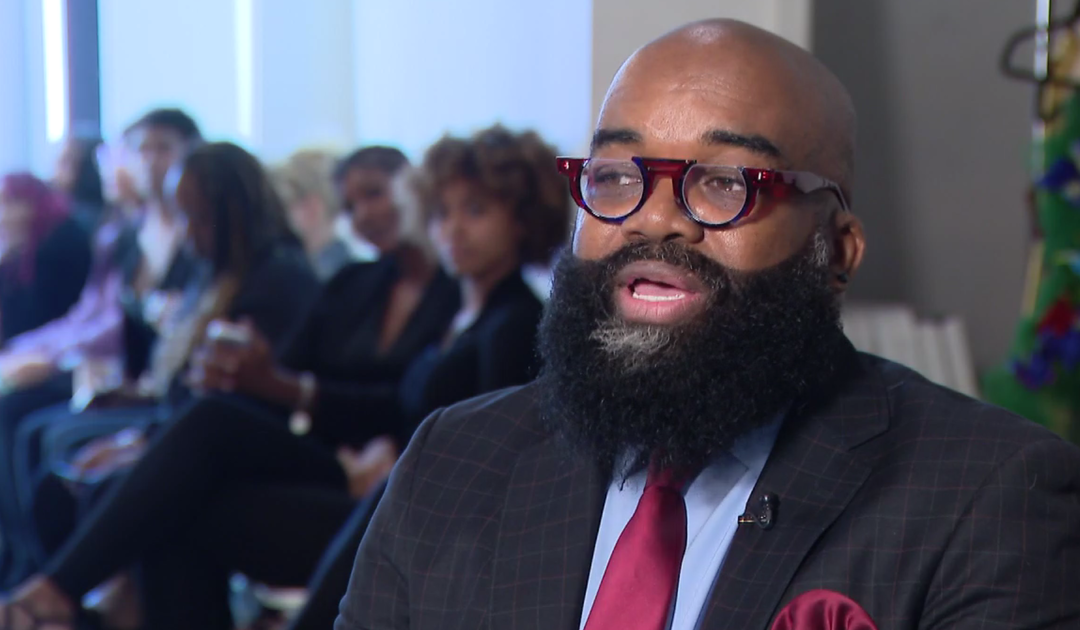 Después de sufrir un derrame cerebral hace 4 años, el fotógrafo de moda usa su pasión para educar