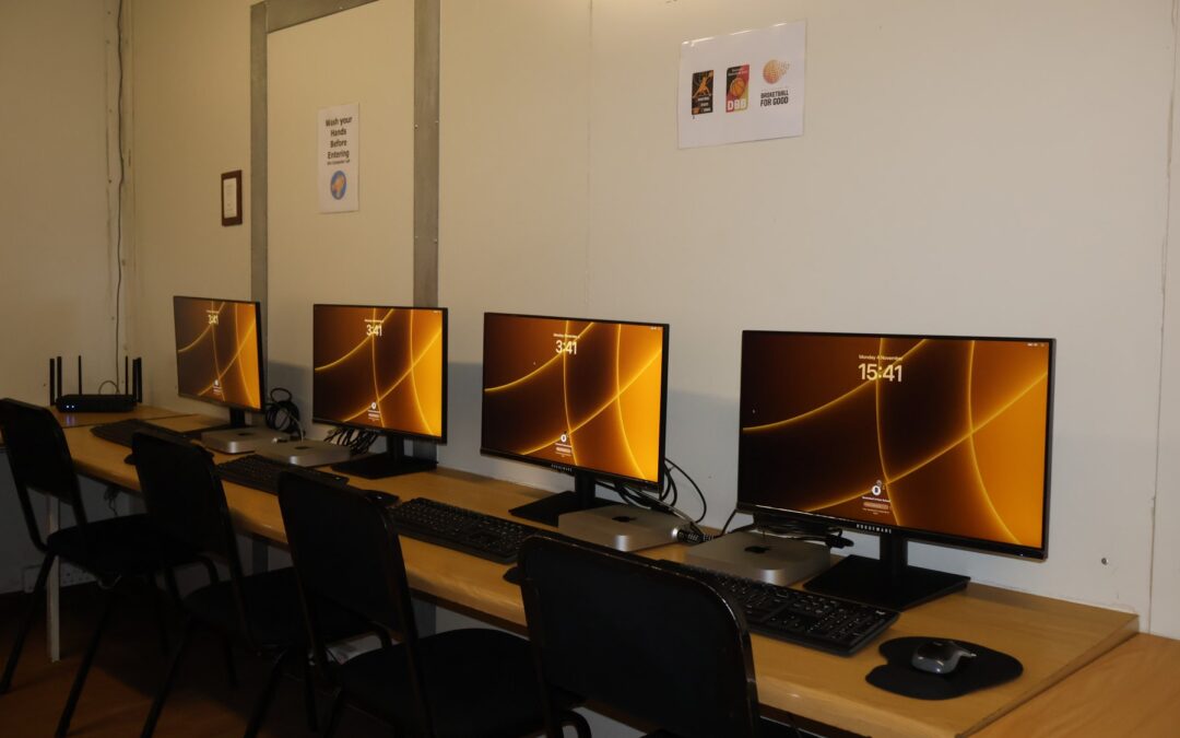 La Fundación FIBA ​​y DBB apoyan a los jóvenes de la escuela de artistas de baloncesto con un nuevo laboratorio de computación para mejorar el aprendizaje