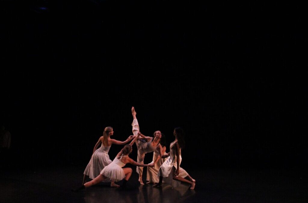 Los bailarines de Yale se preparan para el espectáculo de otoño ‘Heavenly Bodies’