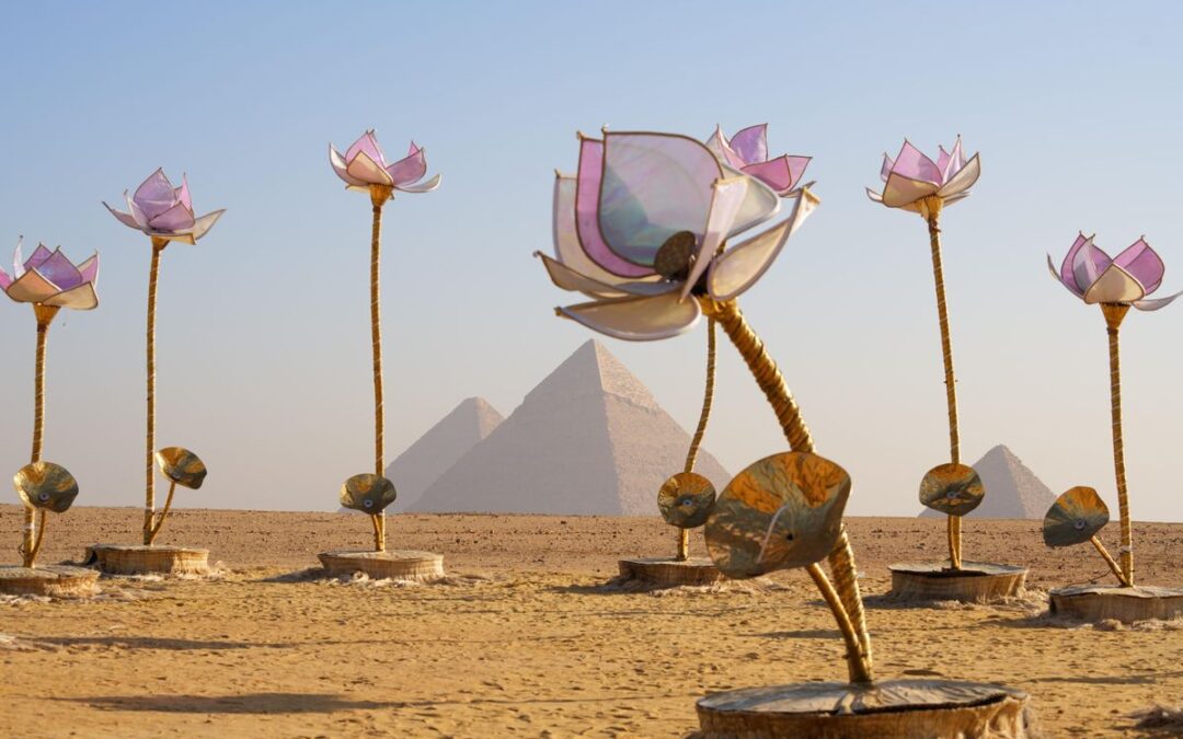 Para ver una fascinante exposición de arte contemporáneo, diríjase a las pirámides del antiguo Egipto