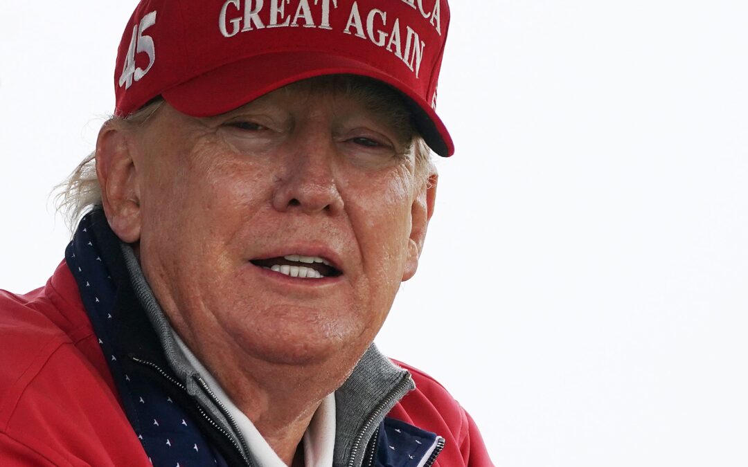 Artista británico muestra escultura hiperrealista de Donald Trump por Nueva York