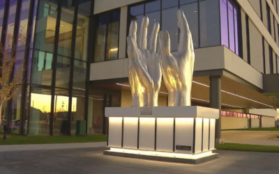 La escultura ‘Manos curativas’ en honor al difunto cirujano está dedicada en el centro de salud de Bellin | WTAQ Noticias Charla | 97.5FM · 1360AM