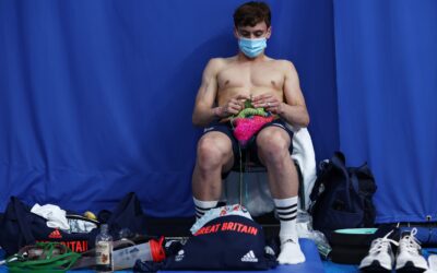 El buceador olímpico Tom Daley lleva sus creaciones tejidas a una exposición en Tokio