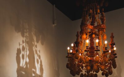 Una nueva exhibición de Torggler presenta arte internacional que refleja, a veces literalmente