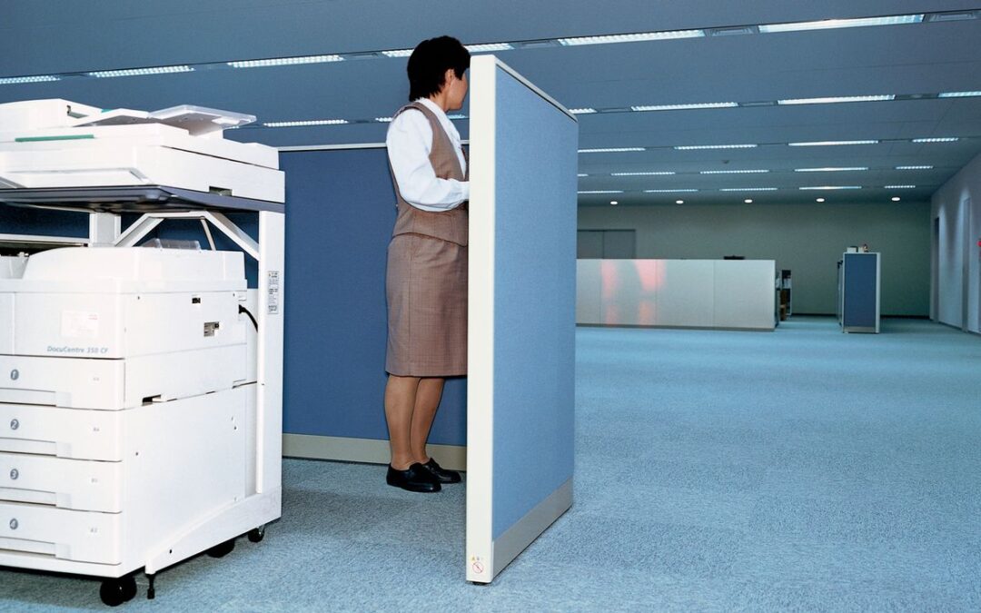 El misterioso fotolibro ‘Office’ de Lars Tunbjörk se reedita más de 20 años después