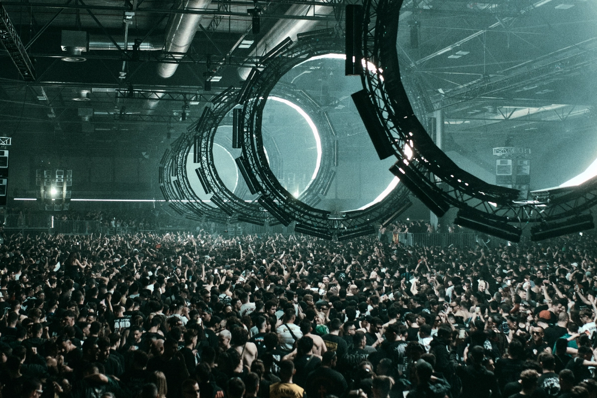 Outworld madrid Modern living room with stylish furniture and decor.