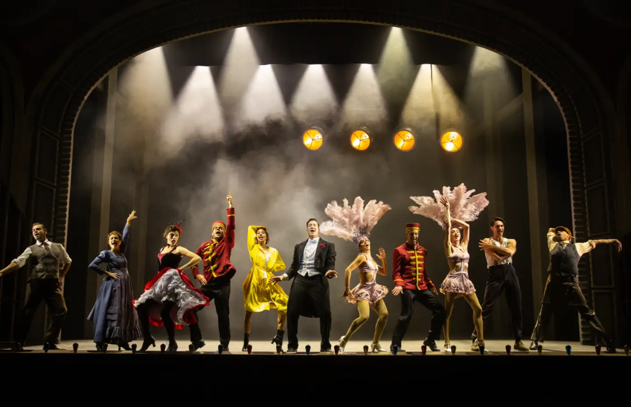 houdini madrid Modern living room with stylish furniture and decor.